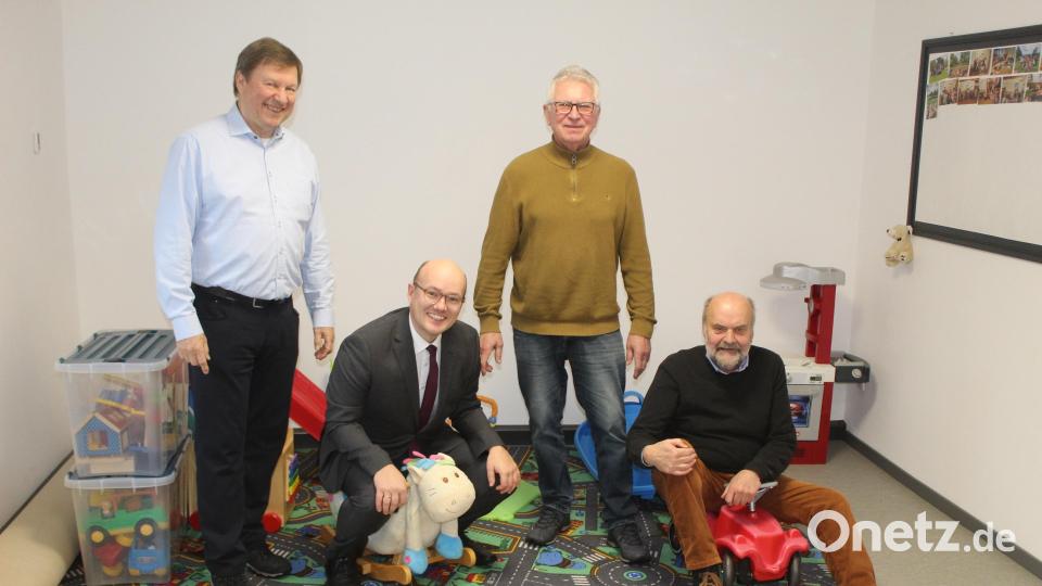 Das neue Jugendheim in Ebnath ist fertig. Diakon Rudolf Hoffmann (von links), Kirchenpfleger Stefan Kausler sowie Hubert Becher und Rudi Rubenbauer von der Kirchenverwaltung freuen sich und nehmen gleich die Spieleecke in Beschlag. Bild: soj