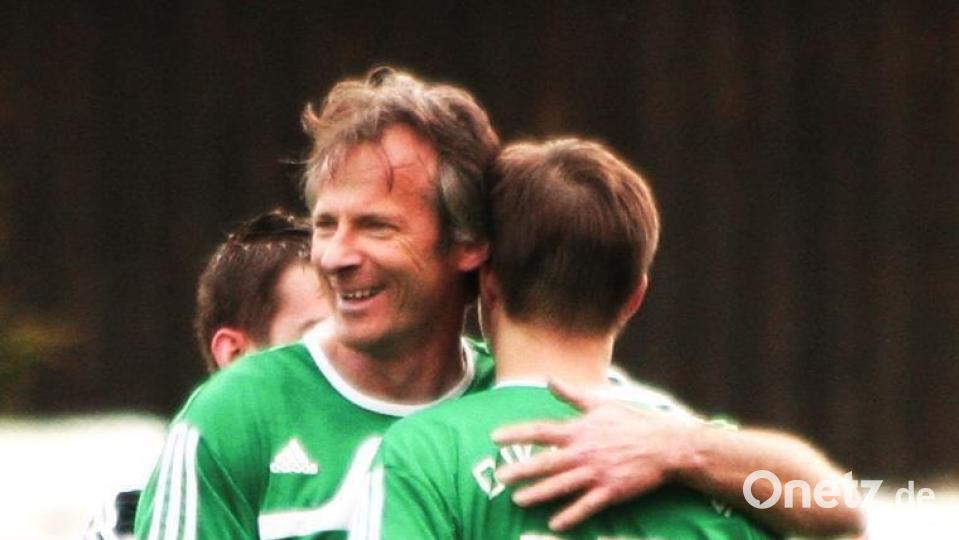Willi Haller (links) und sein Dominik standen in der Saison 2011/12 auch einige Male gemeinsam auf dem Rasen - in der Ammerthaler "Zweiten". Archivbild: Richard Weigert