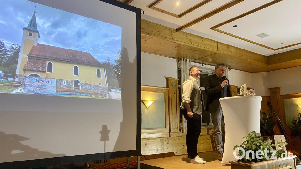 Architekt Martin Kunert (rechts) gab Auskunft über den Stand der Sanierung des Freudenberger Wahrzeichens - der Johannisbergkirche. Bild: gri