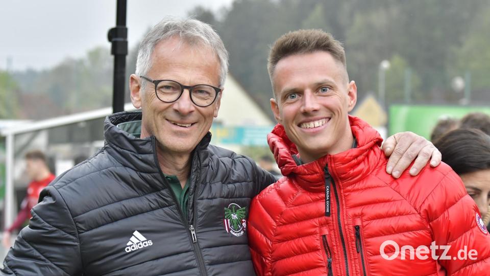 Vater und Sohn Haller: Willi Haller (links), Co-Trainer der Ammerthaler, und Dominik Haller (rechts), Spieler der DJK Gebenbach, zuletzt bei der Bayernligapartie der Ammerthaler gegen Kornburg. Bild: Hubert Ziegler