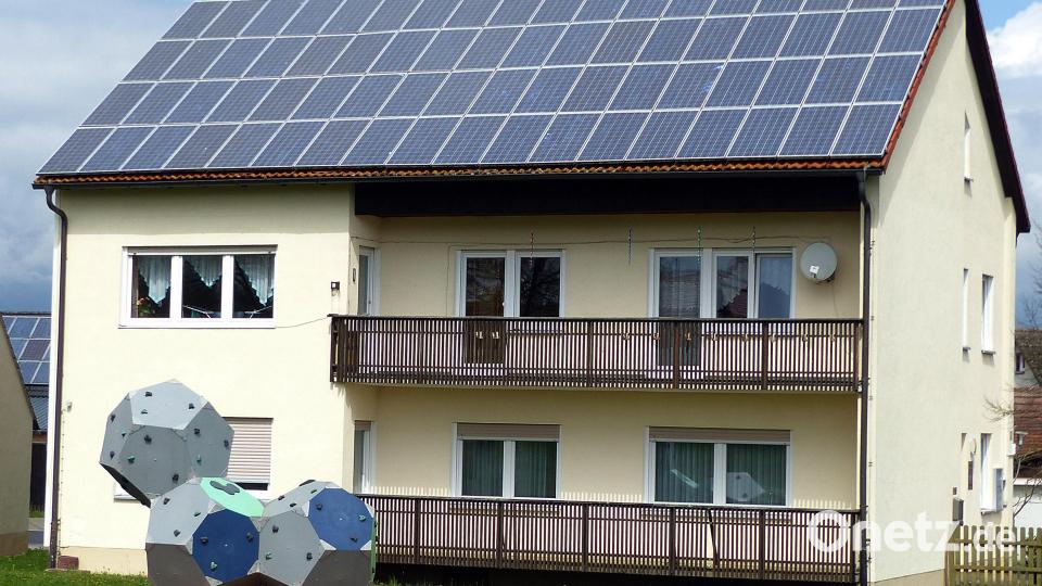 Das Dach des sogenannten „Lehrerwohnhauses“ in der Schulstraße wurde 2003 vom Verein ProSIS mit einer Bürgersolaranlage versehen die dann rund 220 000 KW grünen Strom produzierte. Bild: lgc