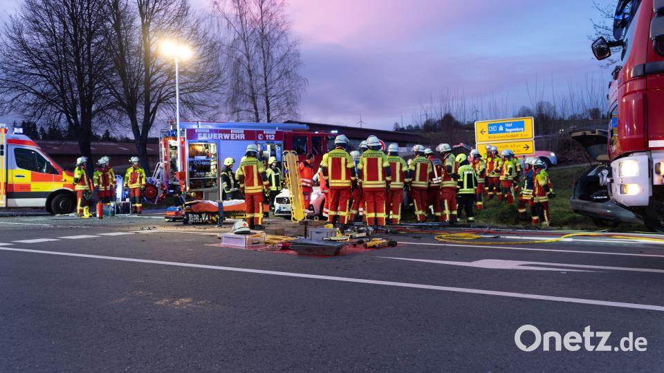 Am Donnerstagmorgen kam es bei Burggrub zu einem schweren Verkehrsunfall. Bild: Roland Wellenhoefer