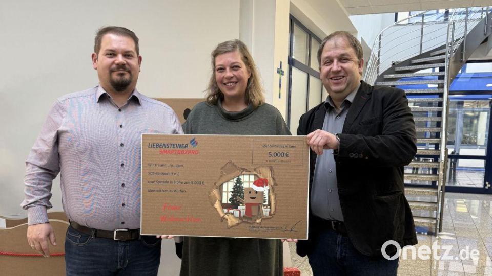 Der Verein SOS-Kinderdorf erhielt von der Firma Smartbox-Pro, einer Tochter der Liebensteiner Kartonagenwerk GmbH, einen Spendenscheck in Höhe von 5000 Euro. Bild:  Liebensteiner Kartonagenwerk GmbH/exb