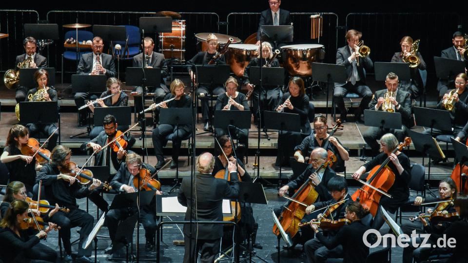 Das Silvesterkonzert des Amberger Sinfonieorchester im Stadttheater in Amberg, unter der Leitung von Thomas Appel war wieder einmal grandios. Bild: Stephan Huber