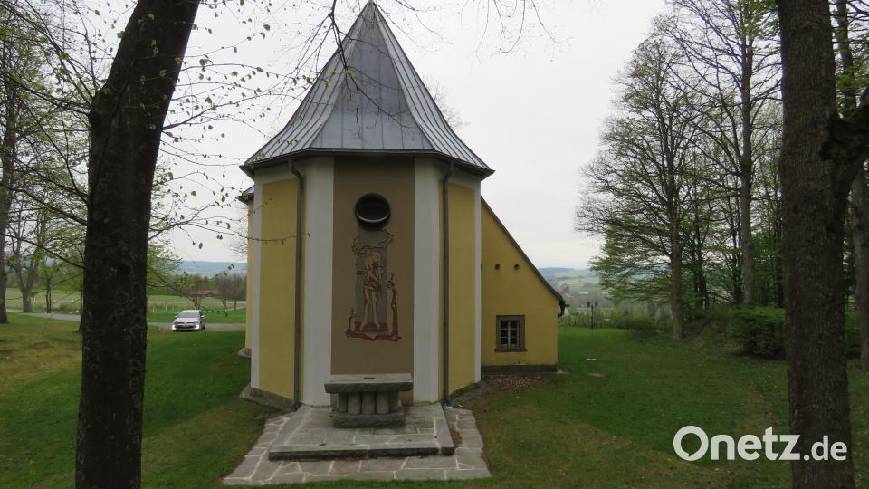 Wenn die Wallfahrt zum Bergfest stattfindet, versammeln sich die Gläubigen am Außenaltar hinter der Kirche zum Gebet. Auch das Fest findet draußen rund um die Steinbergkirche statt. Bild: ubb