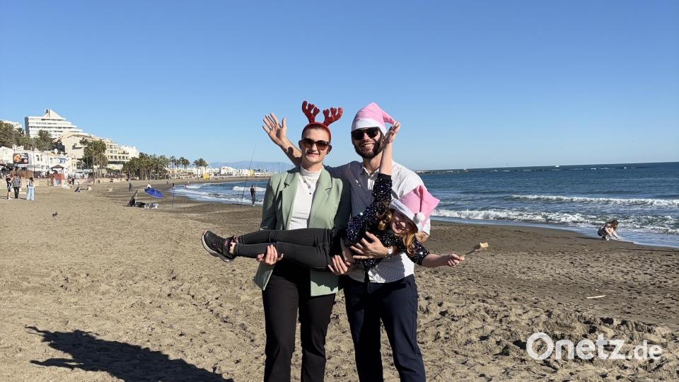 Sabrina, René und Leonie Lang am Strand in ihrer neuen Heimat Südspanien. Weihnachten wird die kleine Familie hier zu dritt verbringen, auch, wenn Weihnachtsgefühle bei mildem Wetter kaum aufkommen wollen. Bild: Archiv Familie Lang