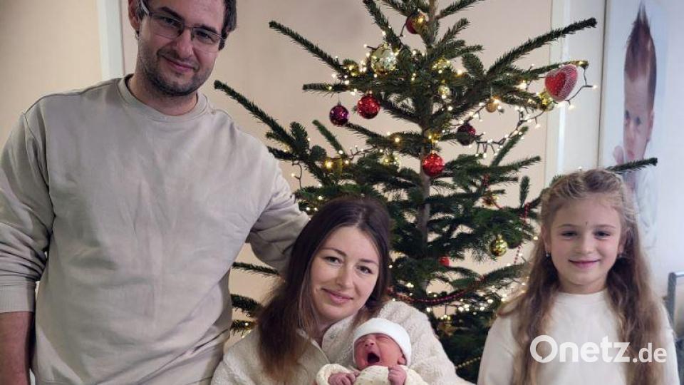 Kateryna (rechts) ist sieben Jahre alt und jetzt eine große Schwester. Mit ihr freuen sich Mama Nadiia und Papa Kirilo Kononov über die Geburt von Max. Bild: Verena Uschold