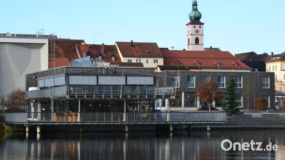 Das Seenario mit Restaurant (vorne, rechts) und Hotel (links) am Fischhofpark prägt seit 2013 das Tirschenreuther Stadtbild. Seit 2021 gehörte es zur Ziegler-Gruppe, die es nun verkauft hat. Bild: tss