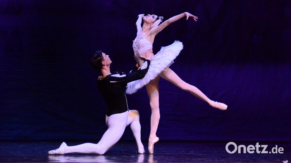 Prinz Siegfried und seine geliebte Odette beim Pas de deux. Bild: Kunz