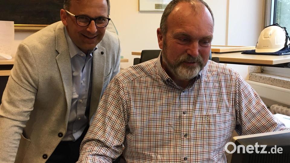 Der aktuelle und der ehemalige Werksleiter von Pilkington Weiherhammer auf einem Bild: Nachfolger Gerhard Ruhland (links) schaut Reinhold Gietl über die Schulter. Bild: phs