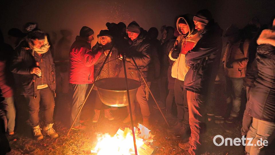 Aufgrund der kühlen Temperaturen waren die Feuerstellen auf dem Veranstaltungsgelände mit Tiegeln zum Wärmen der Getränke stets dicht umlagert Bild: bsc