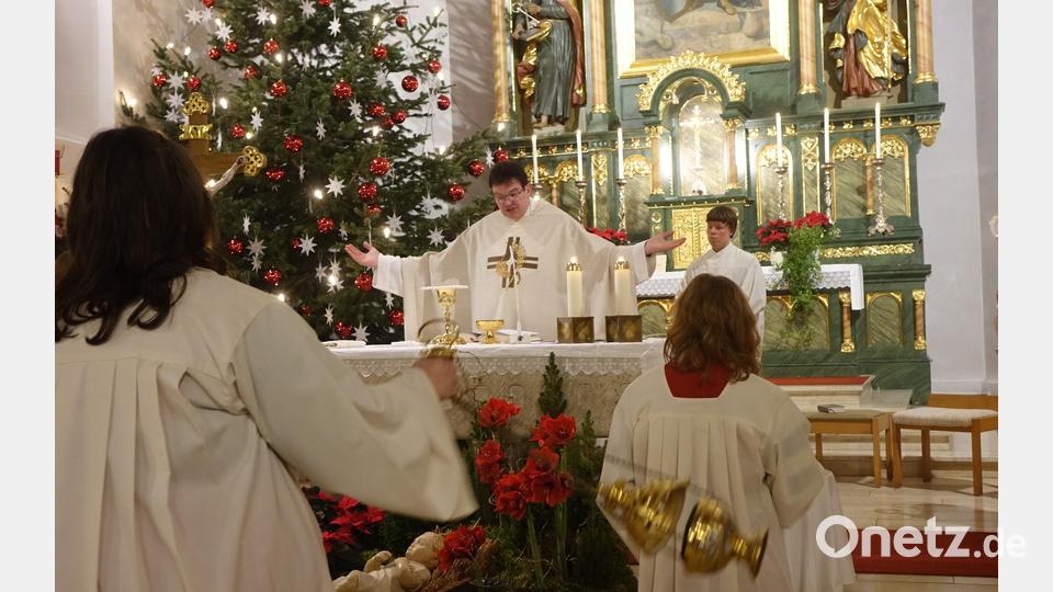 Pfarrer Wolfgang Dietz feierte mit den Gläubigen in der Pfarrkirche St. Wenzeslaus die Christmette. Bild: mmj