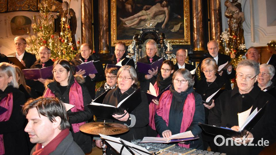 Zwei Chöre singen zusammen. Bild: rgr
