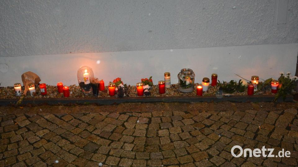 Blumen und Kerzen am Historischen Rathaus erinnerten an die Opfer von Magdeburg. Bild: jr