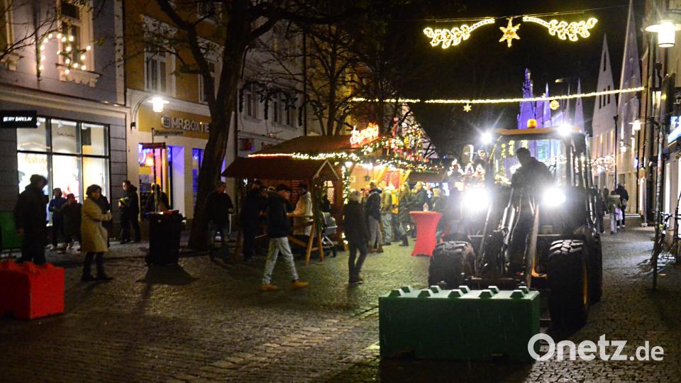 Die Stadt Weiden lässt rund um den Christkindlmarkt 13 Betonpoller aufstellen. Bild: Kunz