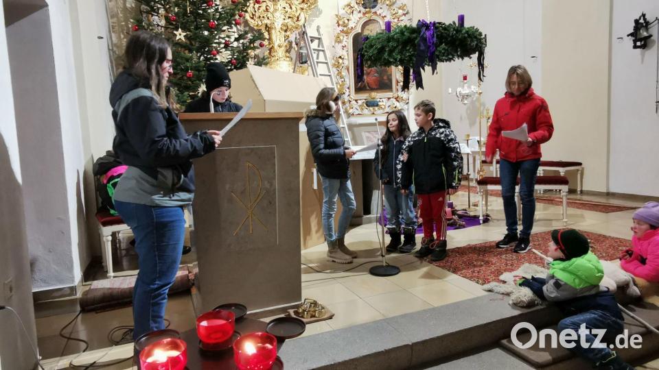 Die Kinder proben unter der Leitung von Manuela Klug (re) und Ilona Grötsch (li) das Krippenspiel. Bild: gz