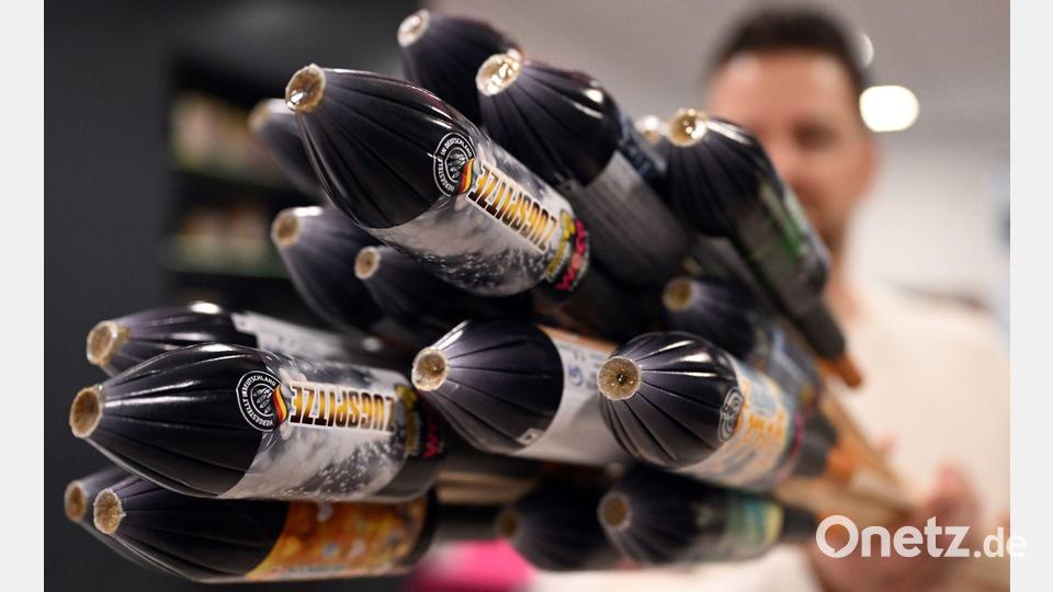 Ein Mitarbeiter hält im Showroom der Feuerwerksfirma Weco Silvesterraketen. Bild: Federico Gambarini/dpa