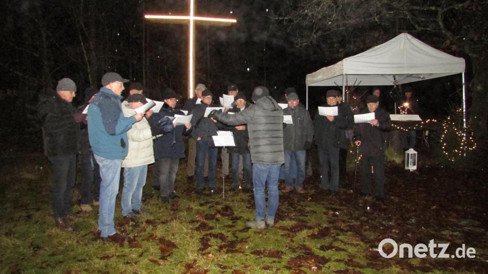 Der MGV Mantel unter Leitung von Michael Bertelshofer erfreute mit seinem Gesang, OWV-Vorsitzender Klaus-Hannes Kahler begrüßte die Gäste und Pfarrer Andreas Ruhs und Pfarrvikar Robert Amandu zelebrierten die ökumenische Andacht. Bild: sei