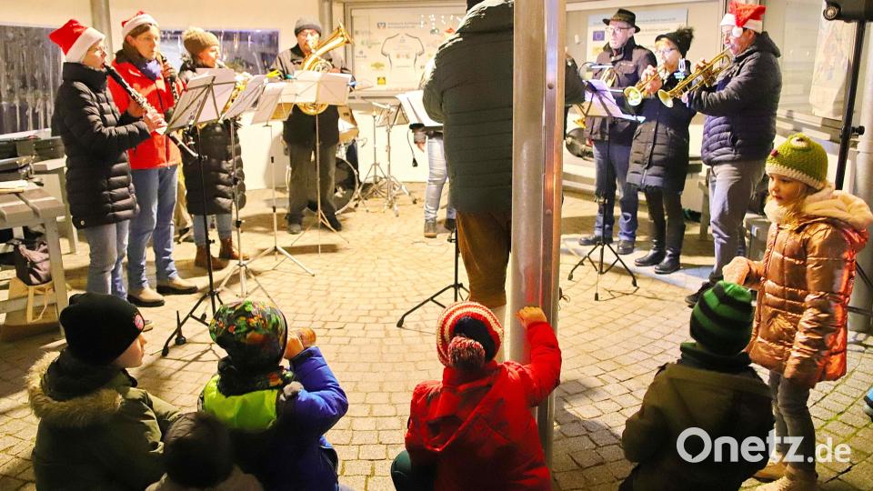 Die Blaskapelle Etzenricht setzt musikalische Akzente bei der Dorfweihnacht in Etzenricht. Bild: war