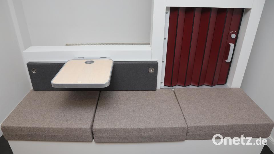 Eine Anfertigung für den Nightjet der ÖBB sind diese Trennwände, die bei Bedarf mit einer roten "Schiebetür" Liegeplätze im Nachtzug voneinander trennen und mit einem klapp- und verschiebbaren Tisch flexible Innenraumgestaltung ermöglichen. Bild: Wolfgang Steinbacher
