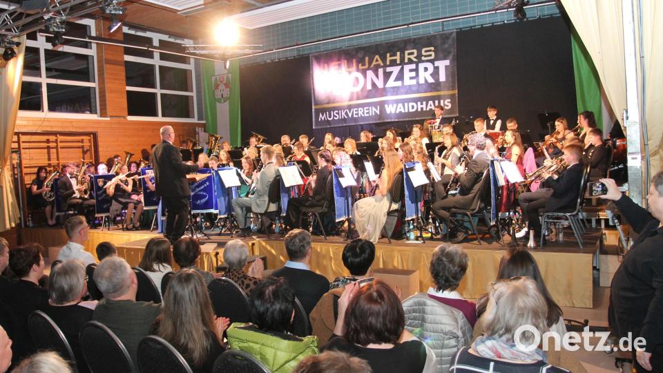 Das Große Vereinsorchester des Musikvereins Waidhaus begeistert beim ersten Neujahrskonzert in der ausverkauften Turnhalle. Bild: pi