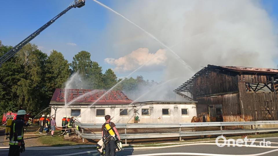 Die Feuerwehr bekämpfte mit einem Großaufgebot den Brand in dem landwirtschaftlichen Anwesen in Geisleithen bei Plößberg. Bild: nic