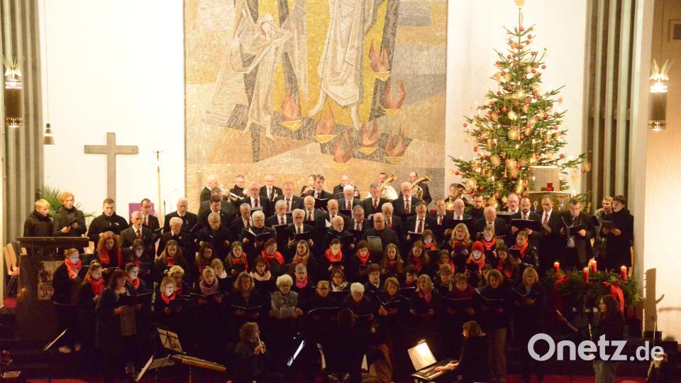 &quot;Groß ist dein Name&quot; . sangen alle Mitwirkenden unter der Begleitung der Bläsergruppe und den anderen Instrumentalisten zum Abschluss des Adventskonzertes in der Pfarrkirche Maria Königin. Bild: bey