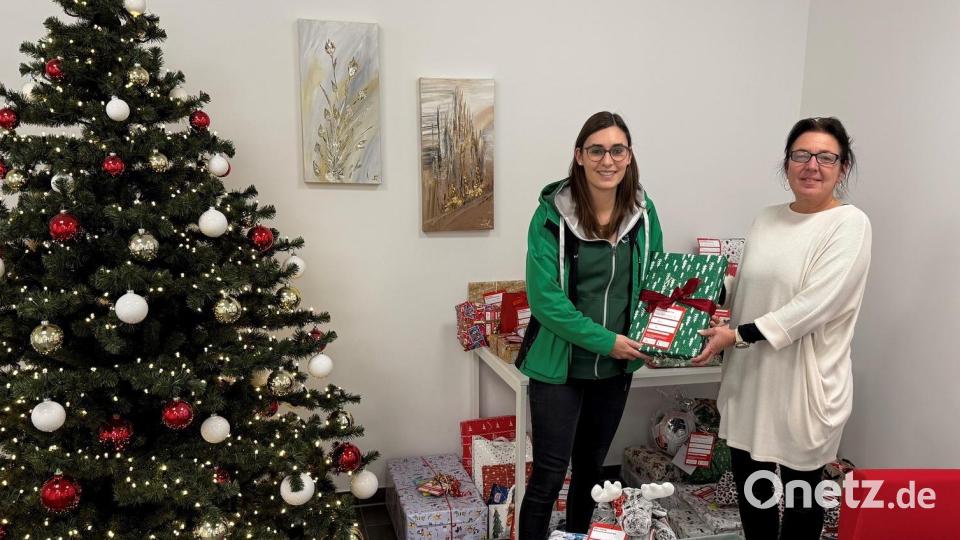Die Geschenkübergabe an Learning Campus mit Frau Schindler und der Centermanagerin des NOC Nicole Deckstein (rechts. Bild: NOC Weiden