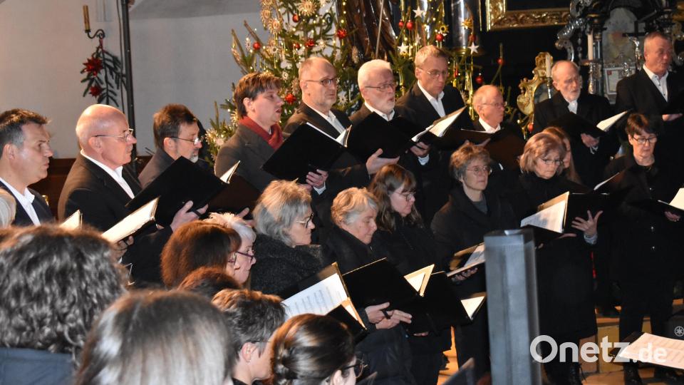 Die Akteure zeigen vollen Einsatz bei der Uraufführung der Adventskantate in der Pressather St.-Georgskirche. Bild: rgr