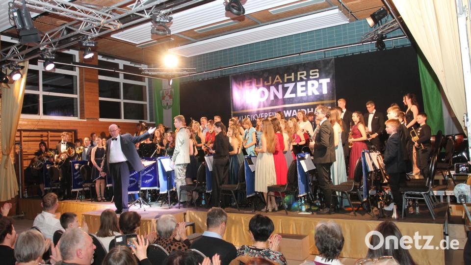 Das Große Vereinsorchester des Musikvereins Waidhaus begeistert beim ersten Neujahrskonzert in der ausverkauften Turnhalle. Bild: pi