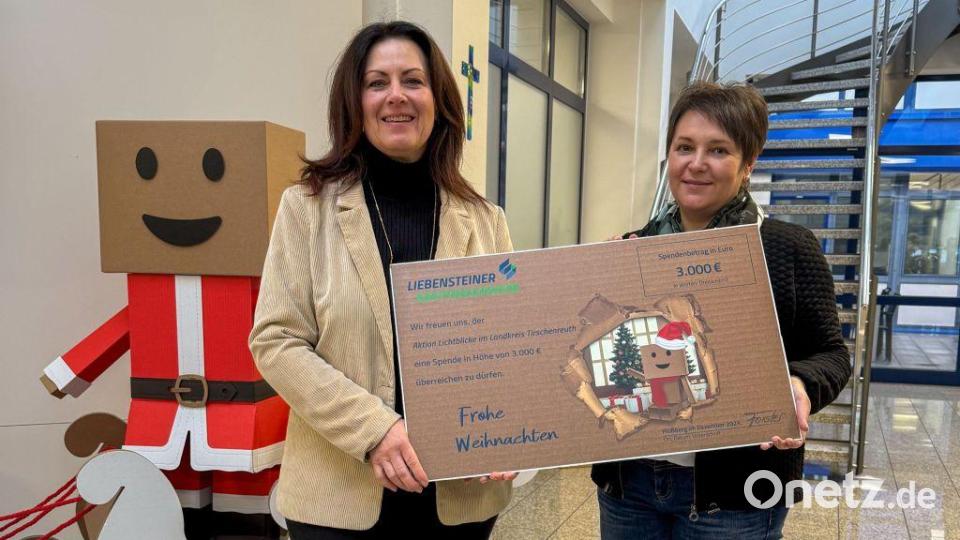 Eine Spende in Höhe von 3000 Euro übergab die Liebensteiner Kartonagenwerk GmbH für die Aktion Lichtblicke im Landkreis Tirschenreuth. Bild: Liebensteiner Kartonagenwerk GmbH/exb