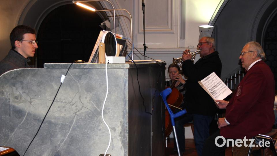 Eine Besonderheit im Programm war der Solovortrag von Alfred Haubner, der sich an die Aria Nr. 8 aus dem Weihnachtsoratorium Erster Teil von Sebastian Bach wagte. Unterstützt wurde er dabei von Florian Löw an der Orgel, Susanne Karban am Cello und Josef Schneider an der Trompete. Bild: heb