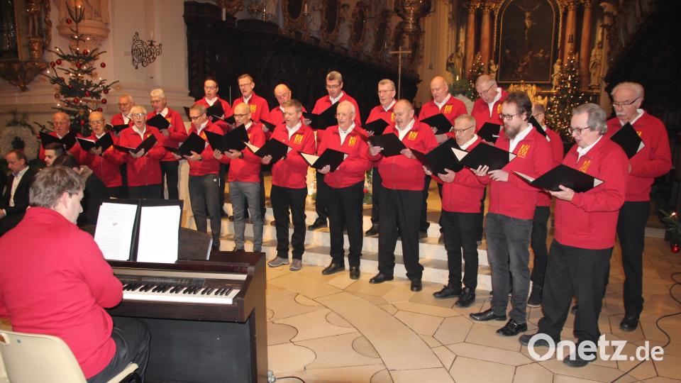 Ein Genuss waren die Beiträge des Chors des Männergesangvereins Waldsassen mit seinem Leiter Andreas Sagstetter (am Klavier). Bild: kro