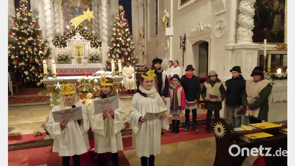 Die Erstkommunionkinder brachten sich in der Kinder- und Jugendchristmette mit einem Hirtenspiel ein. Bild: hm