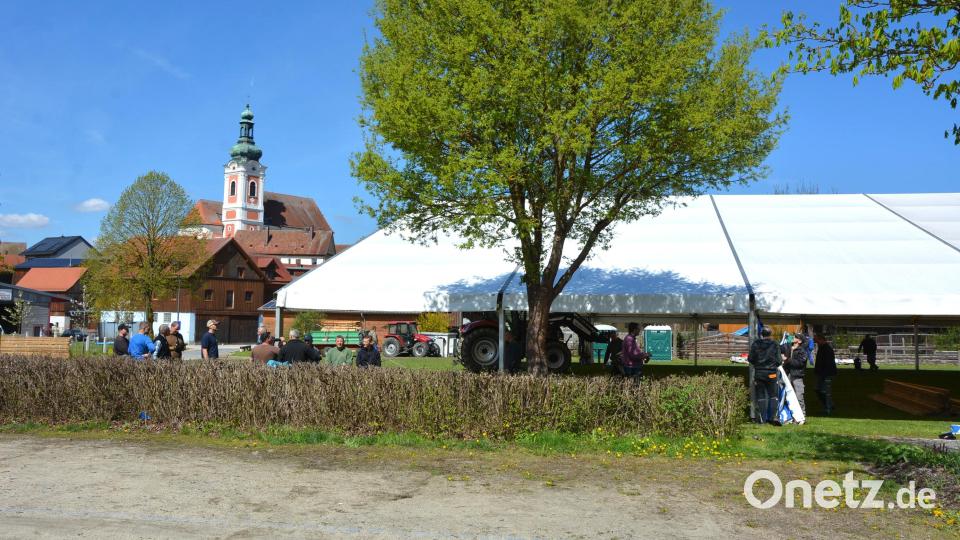 Das aufgebaute Festzelt, im Hintergrund die Pfarrkirche St. Laurentius. Bild: jr