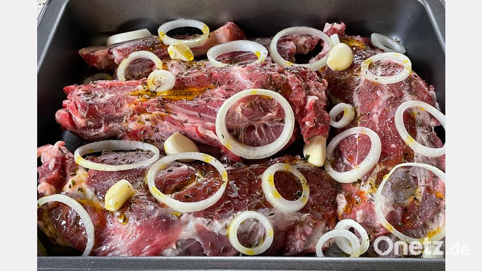 Lamm harmoniert gut mit dem intensiven Dorschen. Hier kommen Schultern und Hals nur mit Zwiebeln, Knoblauch, Kümmel und etwas Öl in den Ofen. Bild: za