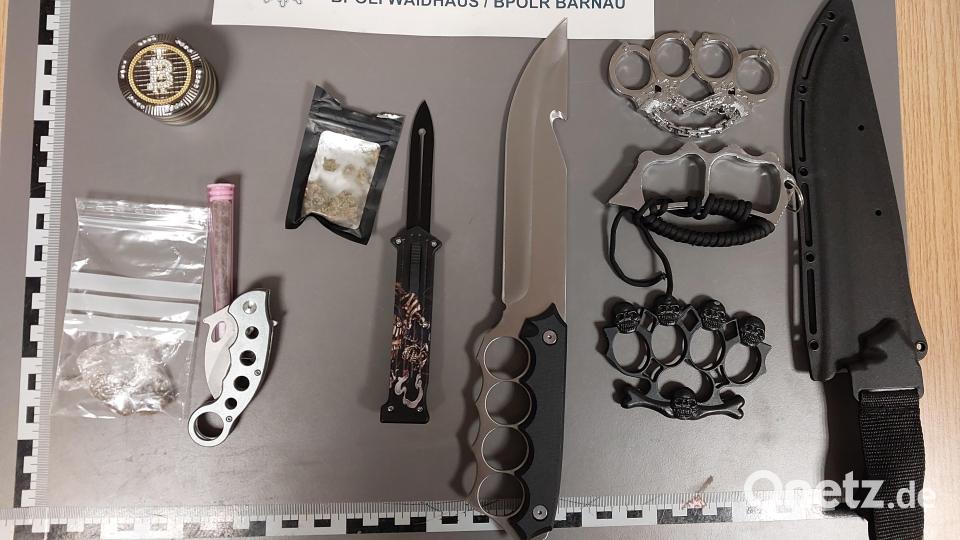 Nicht nur gefährliche Pyrotechnik, sondern auch Messer, Schlagringe, Elektroschocker und geringe Mengen an Drogen hatten zwei junge Deutsche nach der Einreise aus Tschechien dabei. Bild: Bundespolizei
