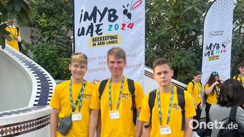 Joshua Pfadenhauer, Jannik Bohmann und Lucas Prütting (von links) vom Bienenzuchtverein Sulzbach-Rosenberg messen sich zurzeit in Dubai bei der Weltmeisterschaft der Jungimker mit anderen Nationen. Bild: Bohmann