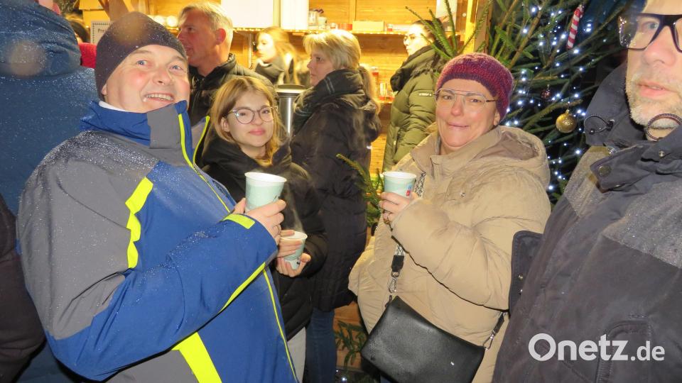 Der Glühwein schmeckt. Bild: exb/Christoph Brüning