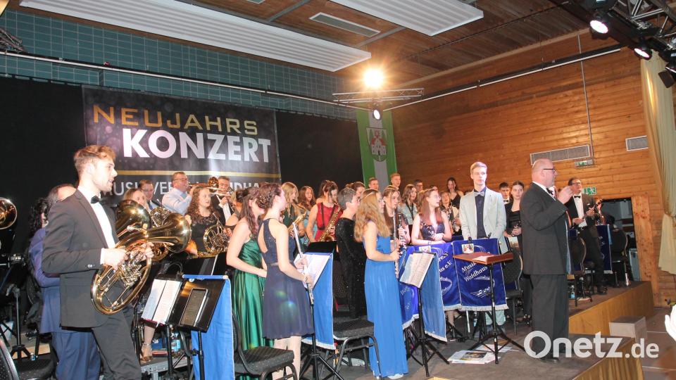 Beim &quot;Egerländer Musikantenmarsch&quot; von Ernst Mosch singen auch die Musiker um Hermann Mack mit. Bild: pi