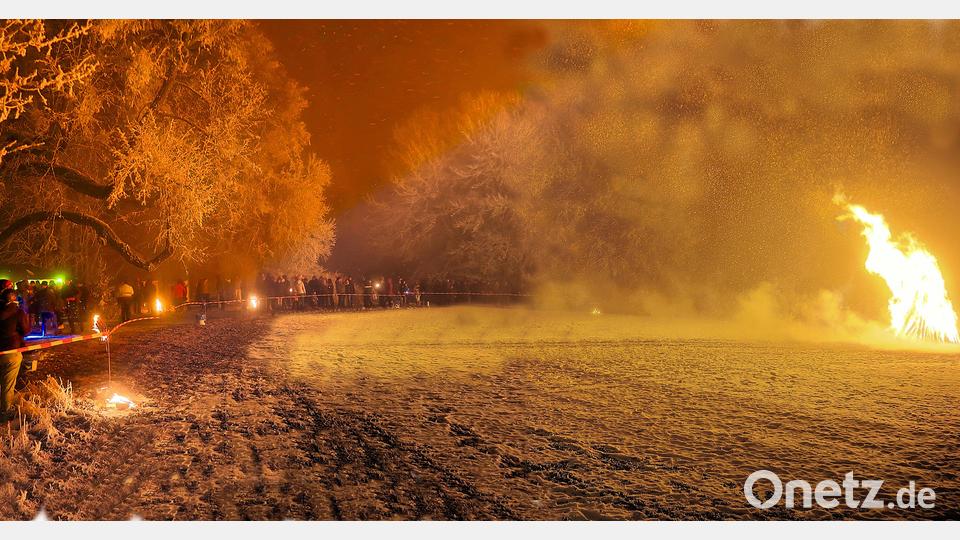 Das Bergfeuer des Teams Tourismus der Gemeinde Friedenfels auf dem Schusterberg lockte und begeisterte trotz kühler Witterung und eisigem Wind viele Besucher. Bild: bsc