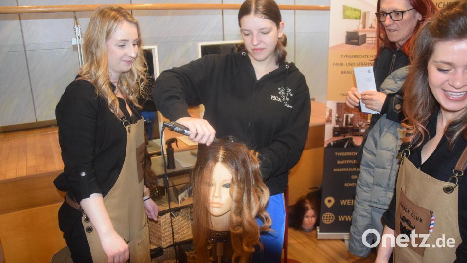 Wie ist es, als Friseur oder Friseurin zu arbeiten? Interessentinnen dürfen auch Hand anlegen, um ihren Traumberuf kennen zu lernen Bild: fz