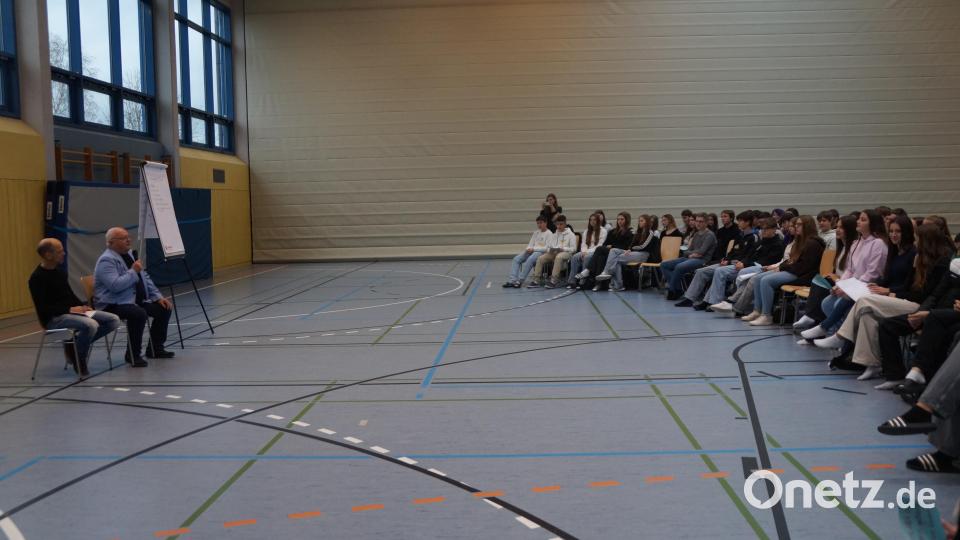 Einen umfangreichen Fragenkatalog hatten die Schülerinnen und Schüler erarbeitet, der von Günter Wetzel (zweiter von links) und Dr. Matthias Wanitschke beantwortet wurde Bild: wel