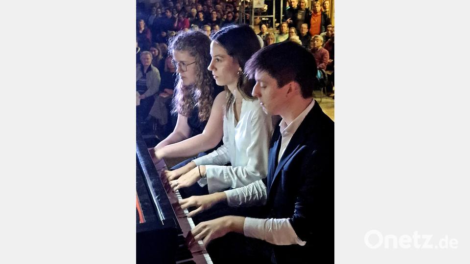 Sechshändig spielten Fabian Schedl (rechts), Emma Meiler (Mitte) und Maria Elling auf dem Klavier. Bild: R. Kreuzer