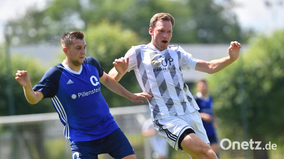 Sven Kopp (rechts) hier noch im Trikot der SpVgg SV Weiden: Der Defensivmann hat sich nach langer Verletzung jetzt dem Kreisligisten FC Tremmersdorf angeschlossen. Archivbild: A. Schwarzmeier