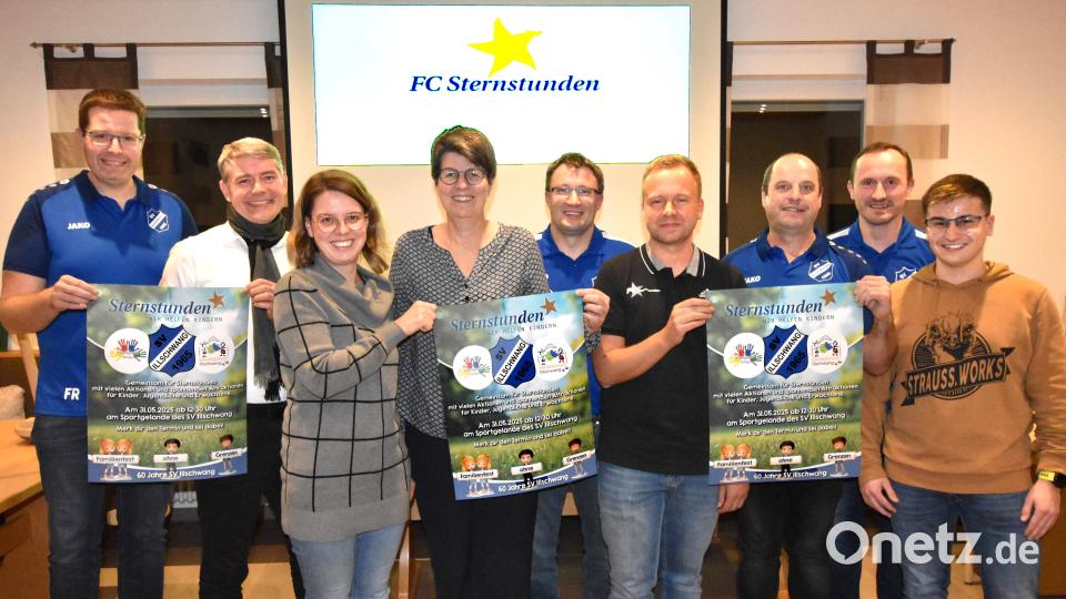 Bei der Präsentation von links: Florian Roth (Festausschuss SVI), Markus Lößl (musikalischer Leiter der Bayerwaldrebellen), Anna Jobst (stellvertretende Vorsitzende des Fördervereins der KITA St. Vitus), Gabi Pirner (Rektorin der Grundschule Illschwang), Holger Kellner (Festausschuss SVI), MdL Bernd Heinisch (Oberpfalzverantwortlicher des FC Sternstunden), Georg Graf (Festausschuss SVI), Martin Luber (1.Vorsitzender des SVI) und Patrick Sellner (Festausschuss SVI). Bild: no