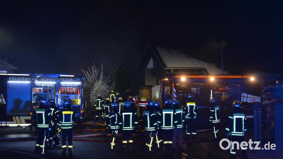 Bei einem Gartenhausbrand am Silvestermorgen rückten 136 Einsatzkräfte von Feuerwehren, BRK und Polizei an. Der Brand war schnell unter Kontrolle. Verletzt wurde niemand. Bild: dob
