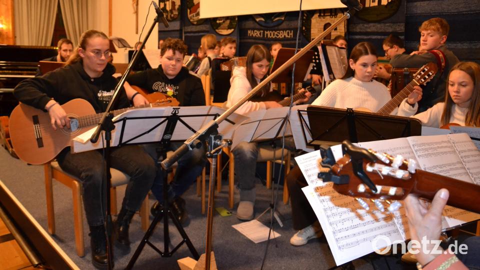 Auf Weihnachten stimmte auch das Gitarrenensemble der Musikschule Moosbach beim Jahreskonzert ein. Bild: gi