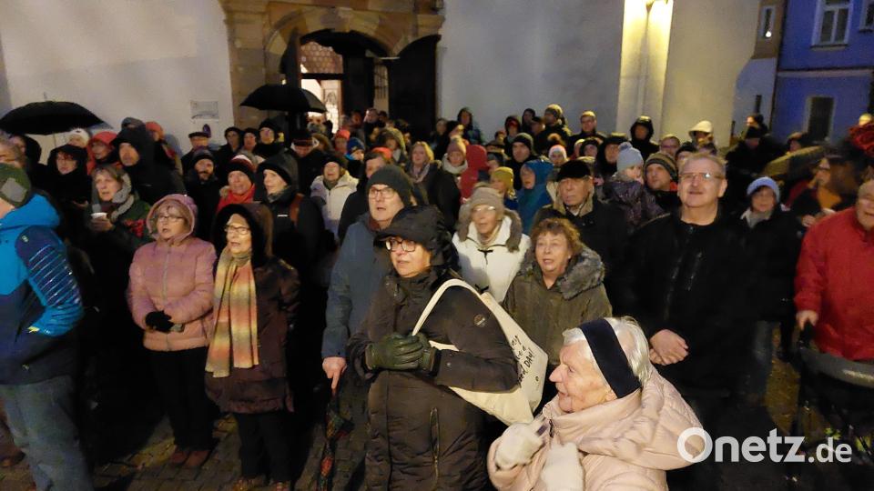Weiden singt Weihnachtslieder. Ein weiterer Block an Sängerinnen und Sänger stand entlang des Stadtmuseums. Bild: Kunz