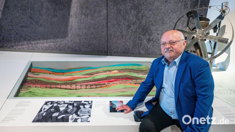 Günter Wetzel sitzt im Haus der Bayerischen Geschichte an einer Vitrine über seine geglückte Flucht aus der damaligen DDR. Die Flucht mit dem Heißluftballon interessiert auch Mittelschüler aus Neunburg vorm Wald bei einer Interviewrunde. Archivbild: Armin Weigel/dpa